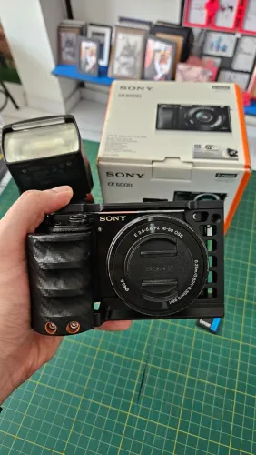Câmera Mirrorless Sony Alpha A6000 Extra + Flash + Baterias + Acessórios