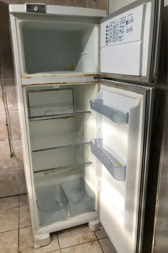 Geladeira Electrolux - Necessita reparos ou retirada de peças 