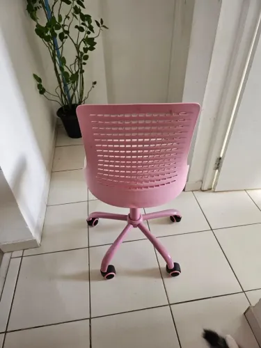 CADEIRA ROSA INFANTIL. PERFEITO PRA PRESENTE. APENAS 100,00