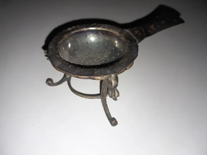Antiga Coador de Chá em Metal