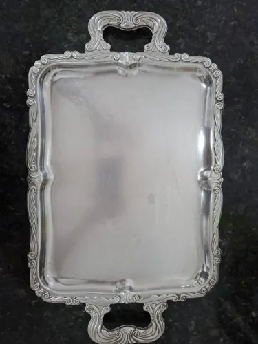 Bandeja inox com detalhes nas laterais e alca Medidas comprimento: 36cm X 26 cm altura 50,