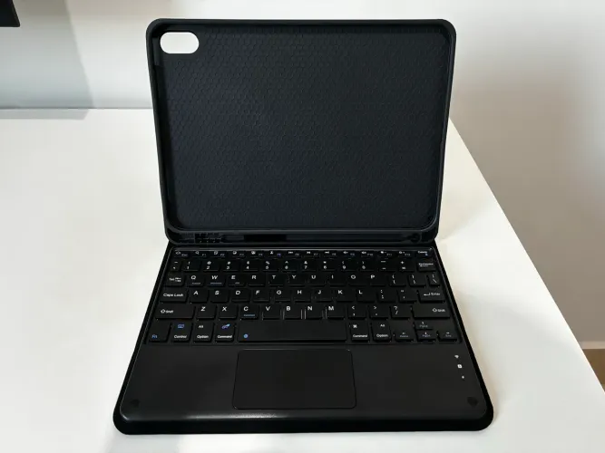 Capa com Teclado para iPad 10 e 11 Geração (A16) - Sem Uso