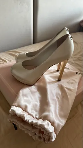 Scarpin Branco Off Withe com Salto Dourado marca Jorge Bischoff noivas