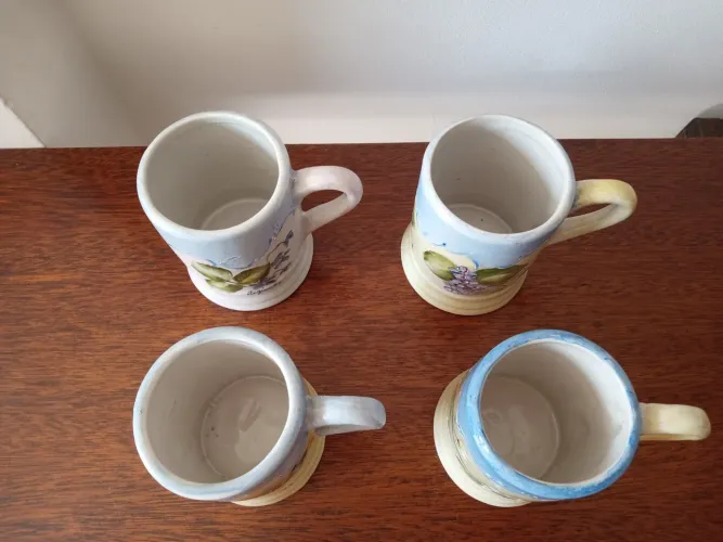 Lindo conjunto de canecas antigas de cerâmica.