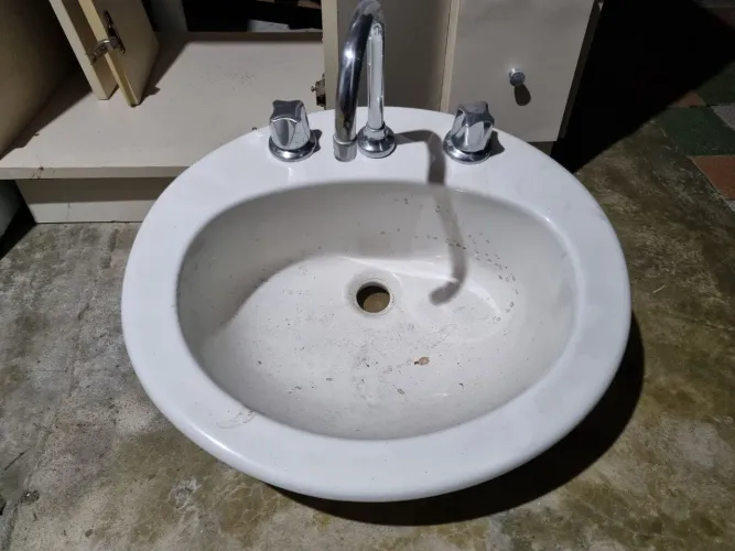 Cuba com torneira e Gabinete para Banheiro - falta granito