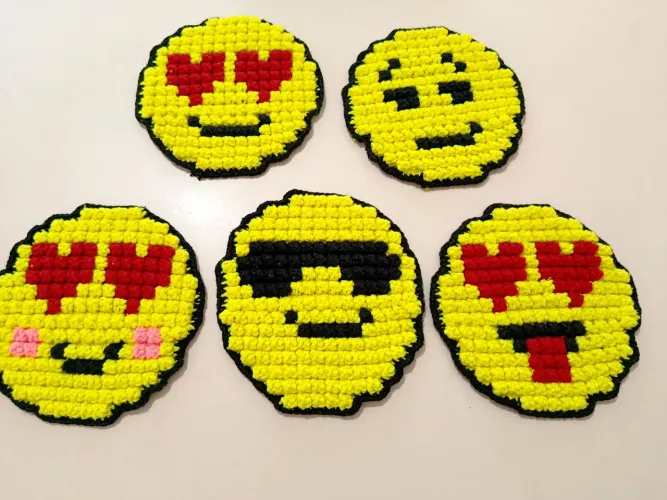 Apoiadores de pratos ou panelas moji de Crochê - Kit com 5 unidades