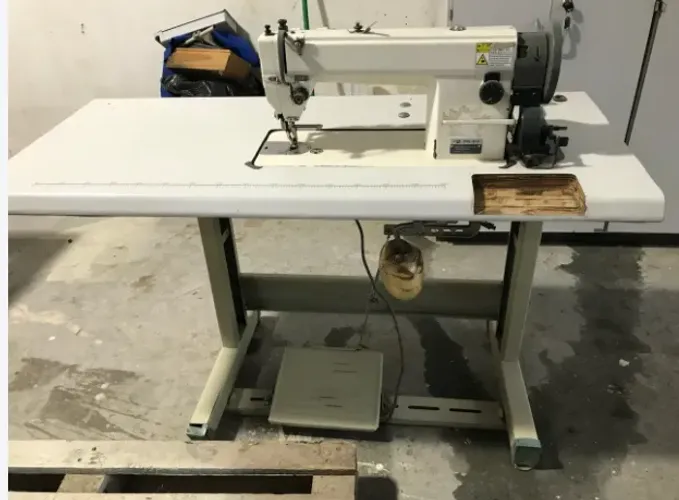 Máquina de costura reta