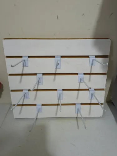 Painel canaletado com ganchos para loja