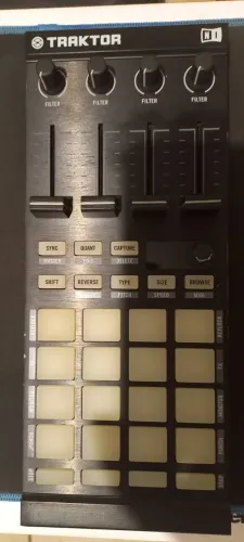 Controladora Native Instruments Traktor Kontrol F1 