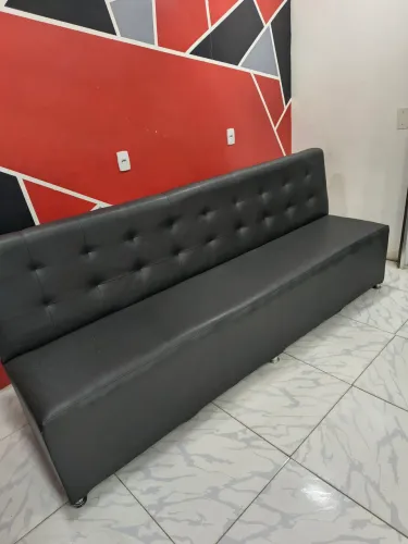 Sofá moderno para sala de estar. Barbearia