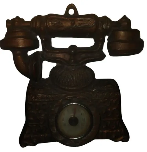 peça de decoração em formato de telefone antigo de metal