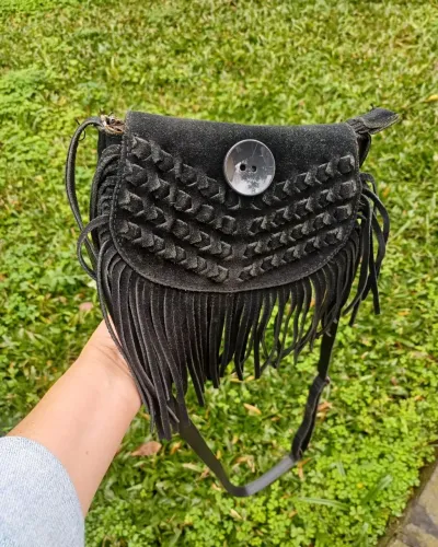 Bolsa em couro com franjas