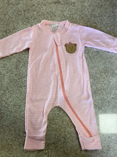 Macacão de bebê rosa com estampa de urso