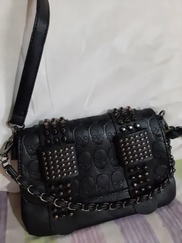 Bolsa de Ombro Feminina com Caveiras e Detalhes em Metal