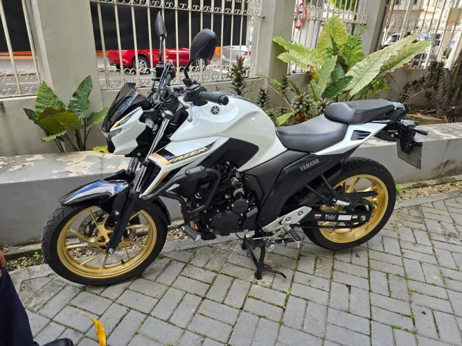 Fazer 250 / modelo 2025 / quitada / Com protetor de carenagem e cavalete instalados.