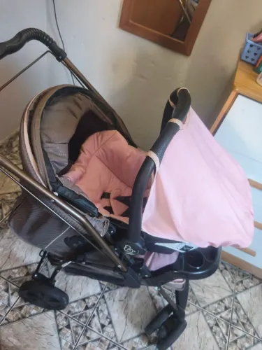 Carro de bebe , com bebe conforto 