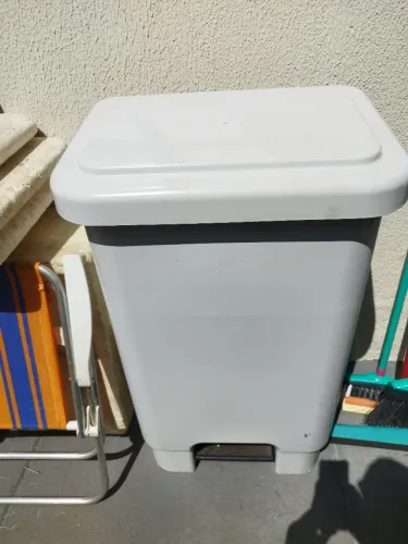 Lixeira com Pedal para Cozinha 100 litros 