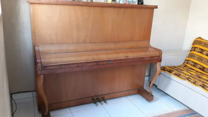 Piano vertical usado 