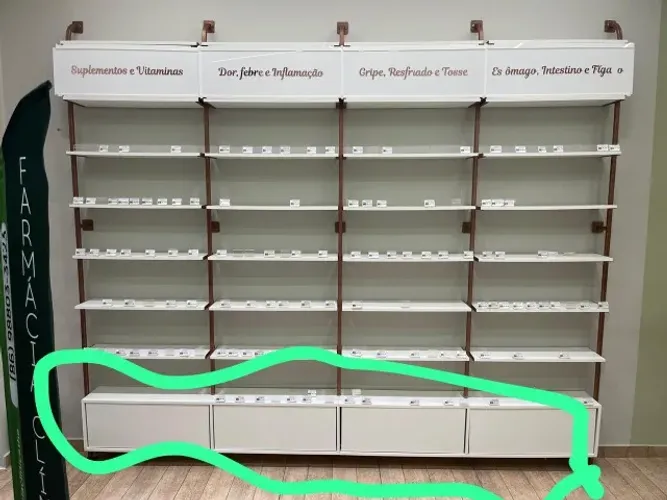 Estante em com estrutura em metalon e prateleira em mdf para expor produtos