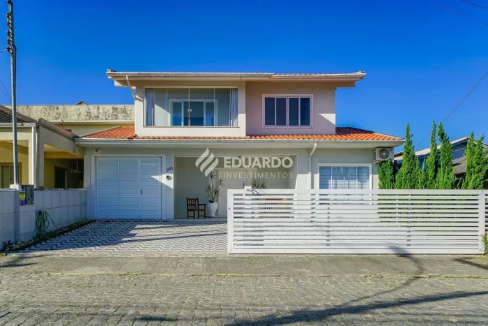 Casa com Sala Comercial e Piscina à Venda em Canto Grande, Bombinhas SC