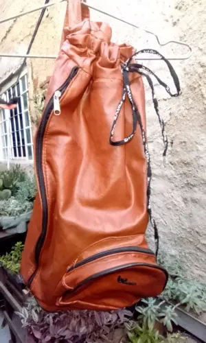 BOLSA FEM. DE COSTAS - COURO MARROM SINTÉTICO (BEVERLY RIO'S). Ler descrição