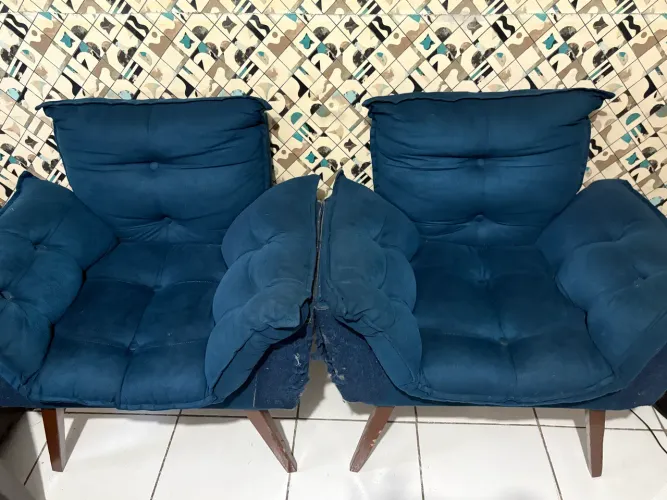 Par de Poltronas Decorativas Azul-Marinho com Pés de Madeira