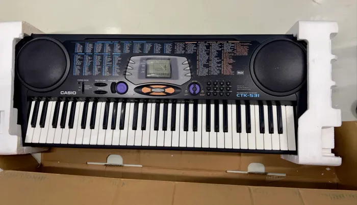 Teclado Casio com pedestal na caixa
