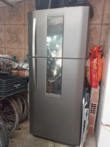 Vendo geladeira funcionando, porém não está gelando por falta de gás, disse o técnico.
