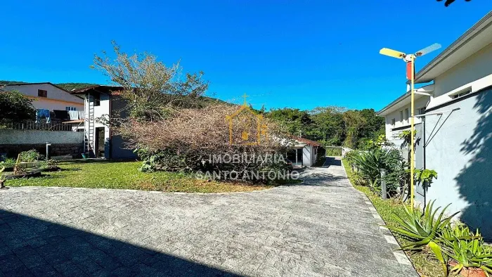 Casa com amplo terreno em Santo Antônio de Lisboa