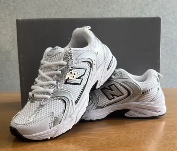 Tênis New Balance esportivo branco