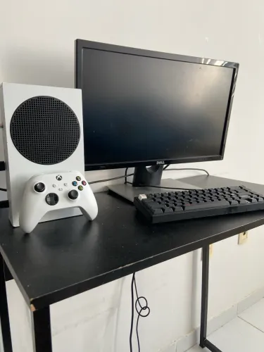 Xbox Séries S Troco Por IPhone 13 ( Novo ) acompanha monitor, controle e teclado.