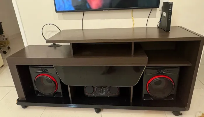 Rack para TV com Gaveta, Nichos e Rodízios