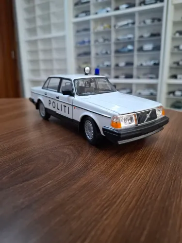 Miniatura Police Welly 1/24 Volvo 240 Gl 1986 Police Dinamarca