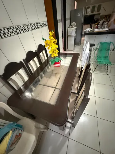 Mesa cadeiras e aparador