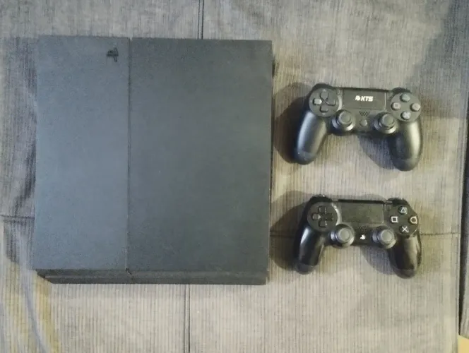 PS4 FAT 500GB + 2 CONTROLES + CAIXA