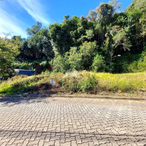 Invista em qualidade de vida e tranquilidade com este terreno acessível de 182,56m², nos C