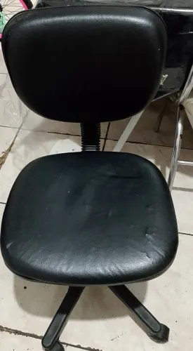 Cadeira giratória usada preta
