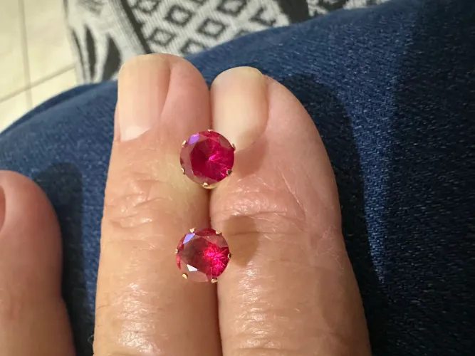 Brinco de ouro 18/750 com pedra vermelha