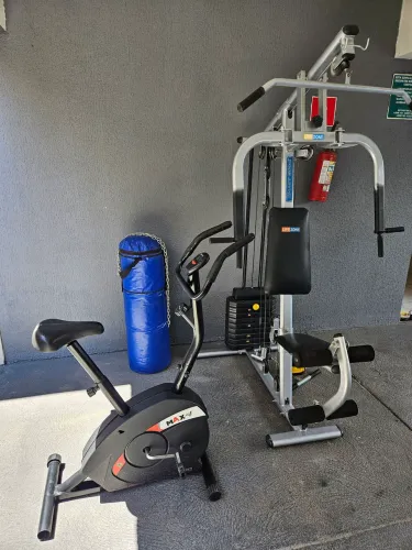 KIT DE EQUIPAMENTOS FITNESS - ESTAÇÃO MULTIFUNCIONAL + BICICLETA + Saco de Pancada