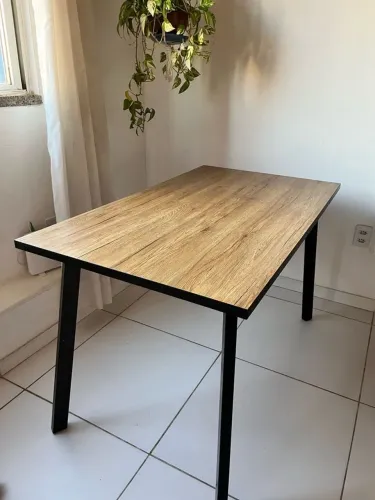 Mesa tampo de madeira,  industrial, pés em alumínio, super fácil de montar. 120x70cm.
