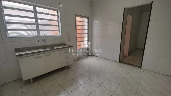 Sobrado no Carrão com 3 dormitórios, vaga e loja. mais duas casas de fundo