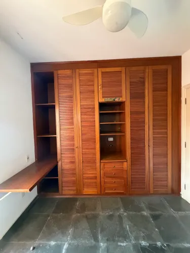 GUARDA-ROUPA EMBUTIDO 2,85m x 2,70m COM ESCRIVANINHA