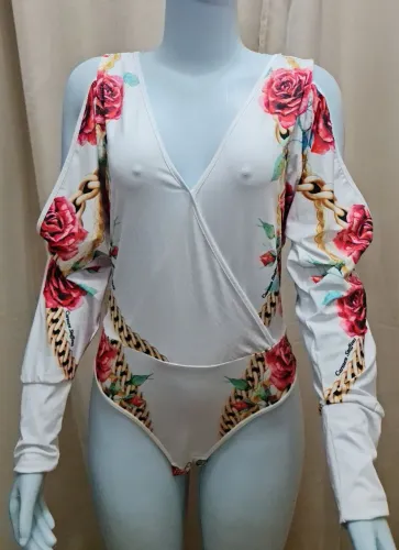 BODY CARMEN STEFFENS BRANCO COM ESTAMPAS FINAS NOVO SEM USO MANGAS VAZADAS