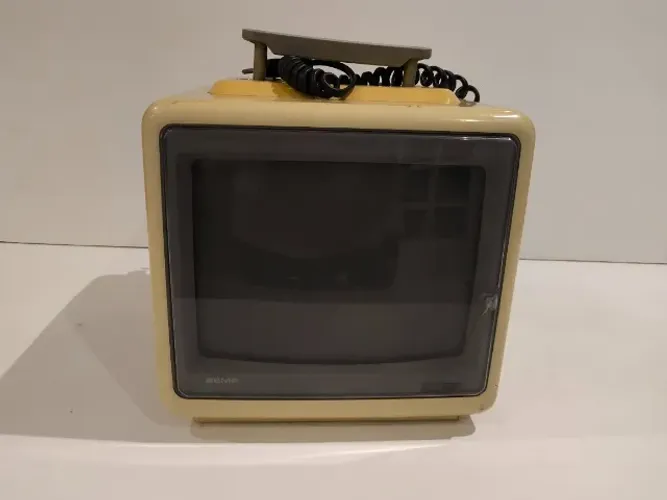 Televisão Antiga Semp de Tubo Portátil Anos 80 (Para Peças / Conserto) Só Fica em Standby