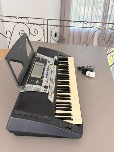 Teclado Yamaha PSR-550 -  Suporte X com porta Partituras e Bag para Transporte