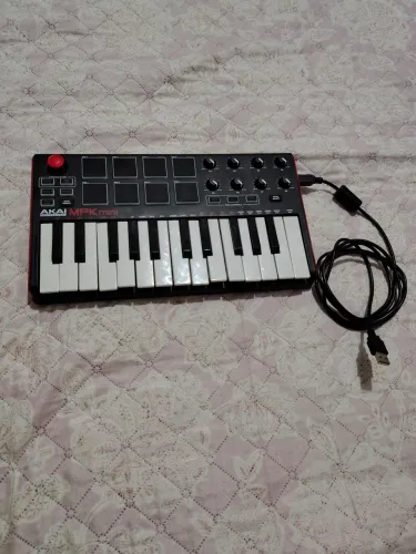 Mine Controlador AKAI profissional com 25 teclas