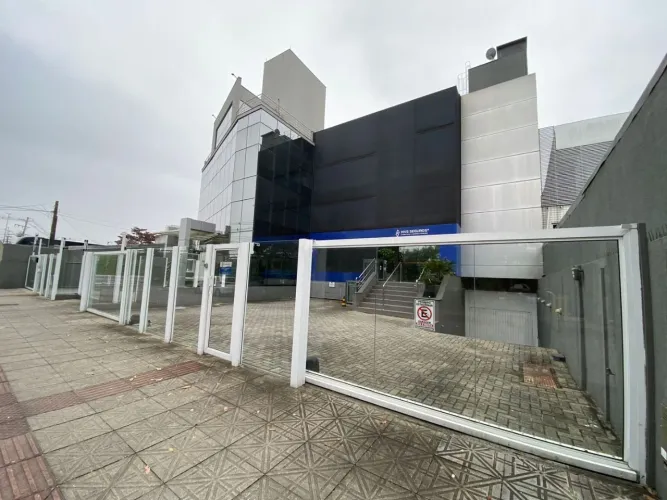 Prédio Comercial para Alugar em Capoeiras.