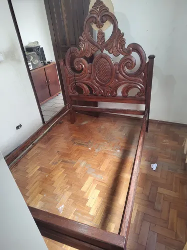 Cama de casal madeira maciça.