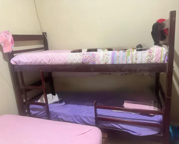Vendo uma cama solteira branca com lilás! Vendo uma beliche