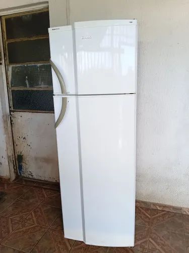 Vendo geladeira Dako 380 litros de gelo seco funcionando perfeitamente